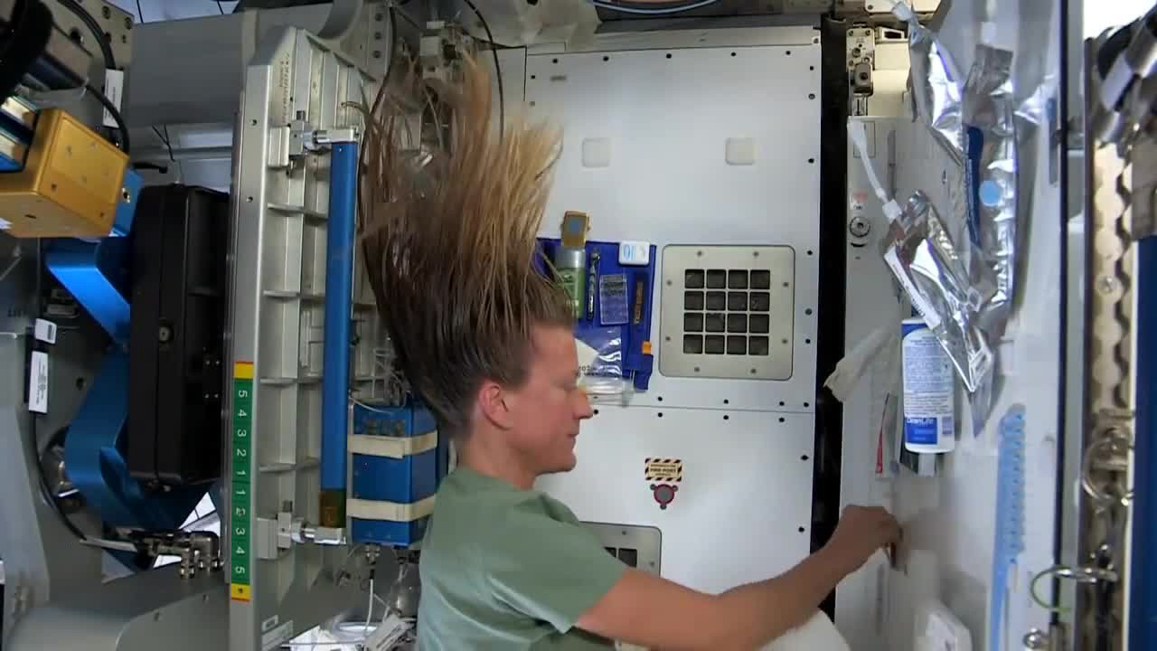 Karen Nyberg Shows How You Wash Hair in Space - ClickView